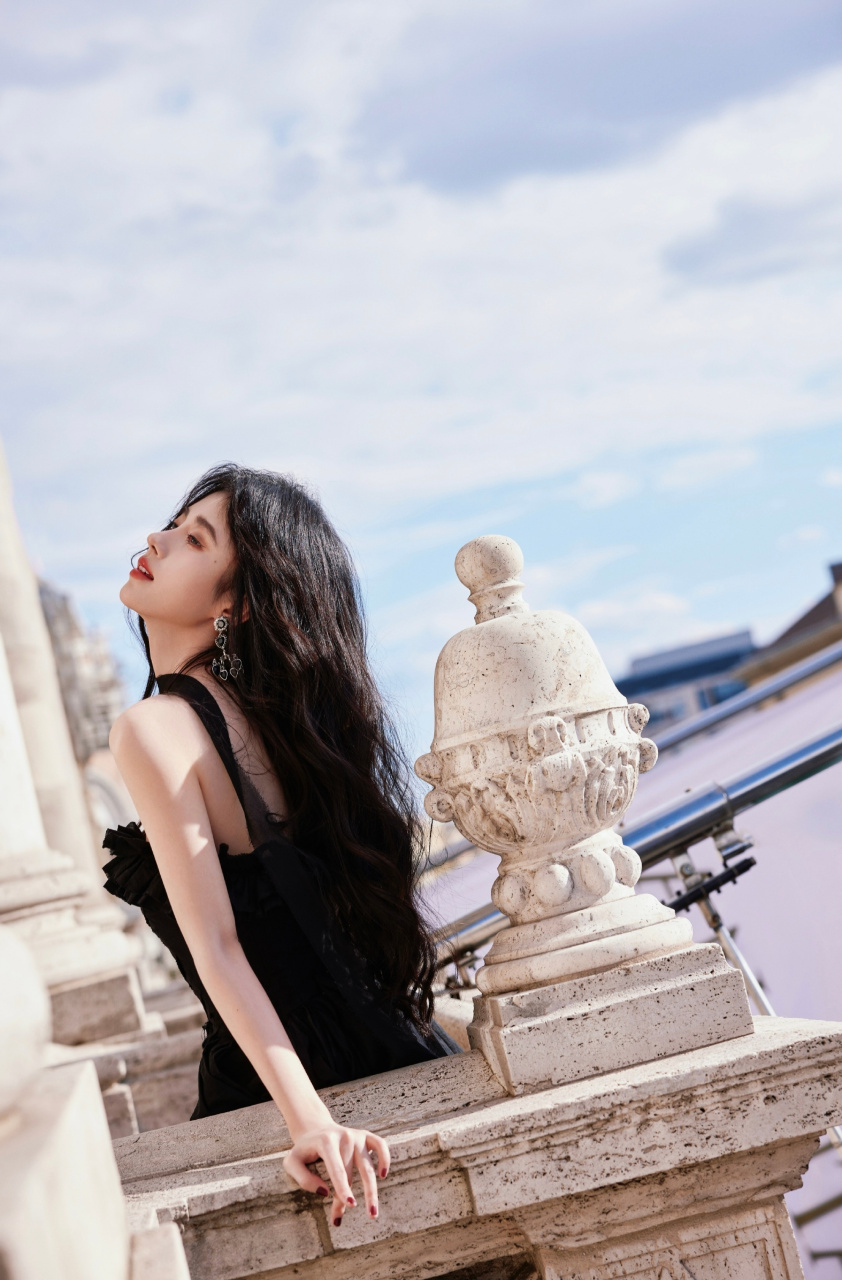 鞠婧祎黑色抹胸裙街拍大片