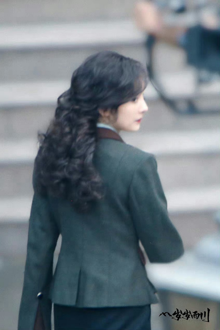 杨幂哈尔滨一九四四金色旗袍路透#《哈尔滨一九四四》最新路透有膊!