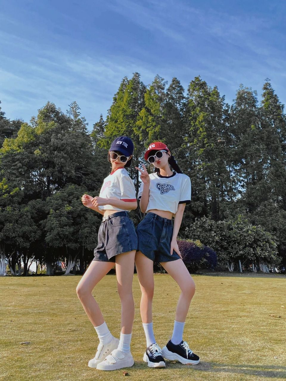 夏日草地闺蜜拍照959个辣妹闺蜜拍照姿势 95 又到了凹造型的季节