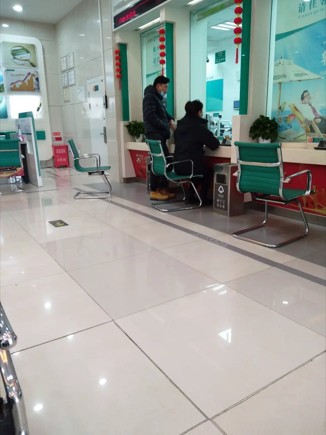 今天在农行柜台办个人业务,前面大概有十几个人,就一个窗口办,等了快