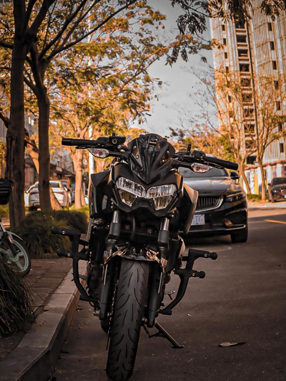 川崎z400西装小暴徒,极速190,0-100加速5秒内.