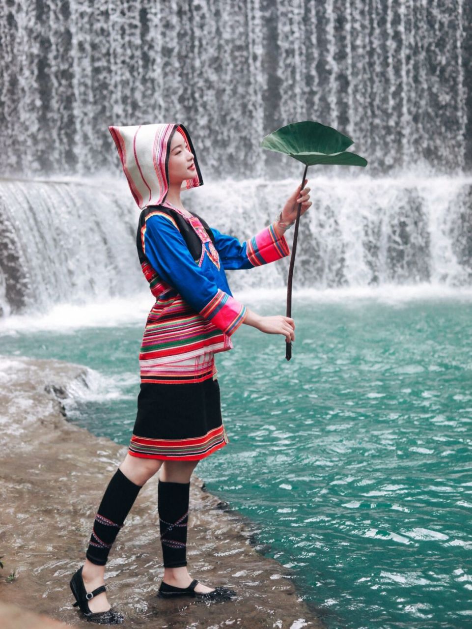 7815基诺族服饰: 95头饰: 女子传统的头饰为白色"砍刀布"做的