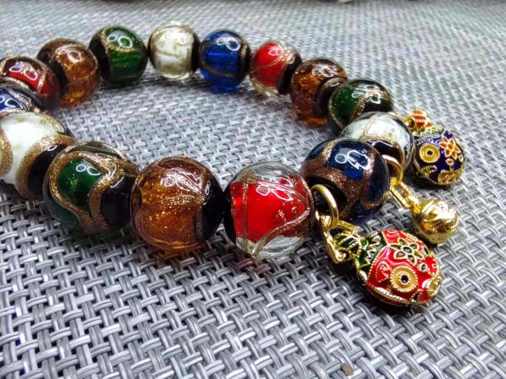 琉璃香灰手串是在1400多度的高温下烧制而成的,一般要花费十多天始滗