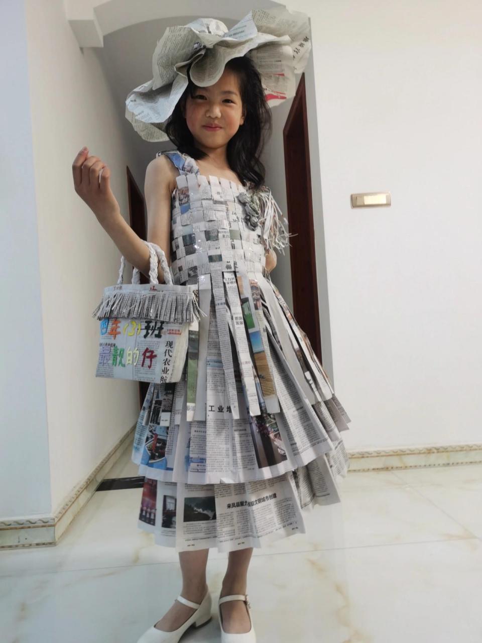 小学环保时装秀,自制  欢度六一和女儿一起动手制作时装7215