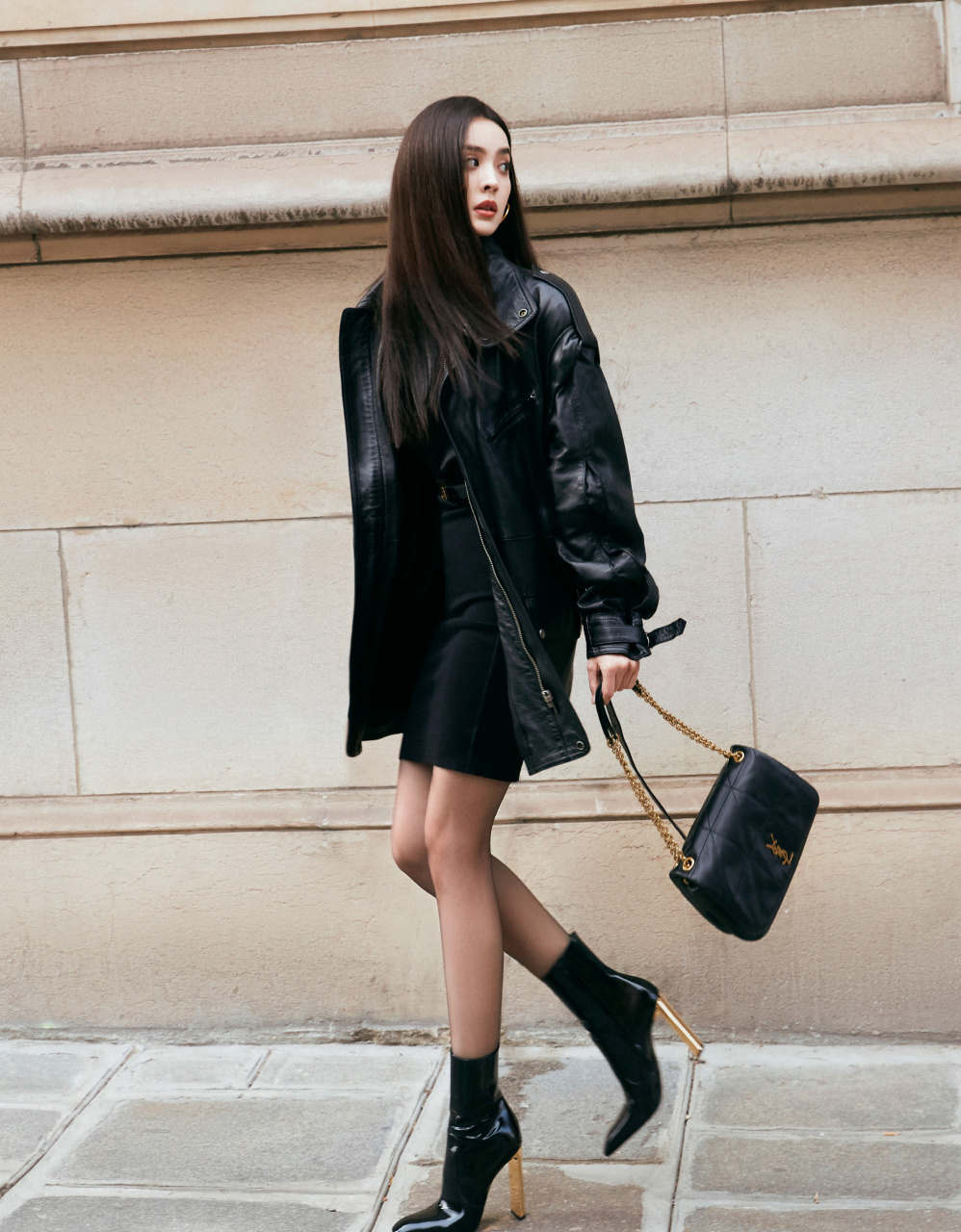 古力娜扎街拍,西装短裙美腿