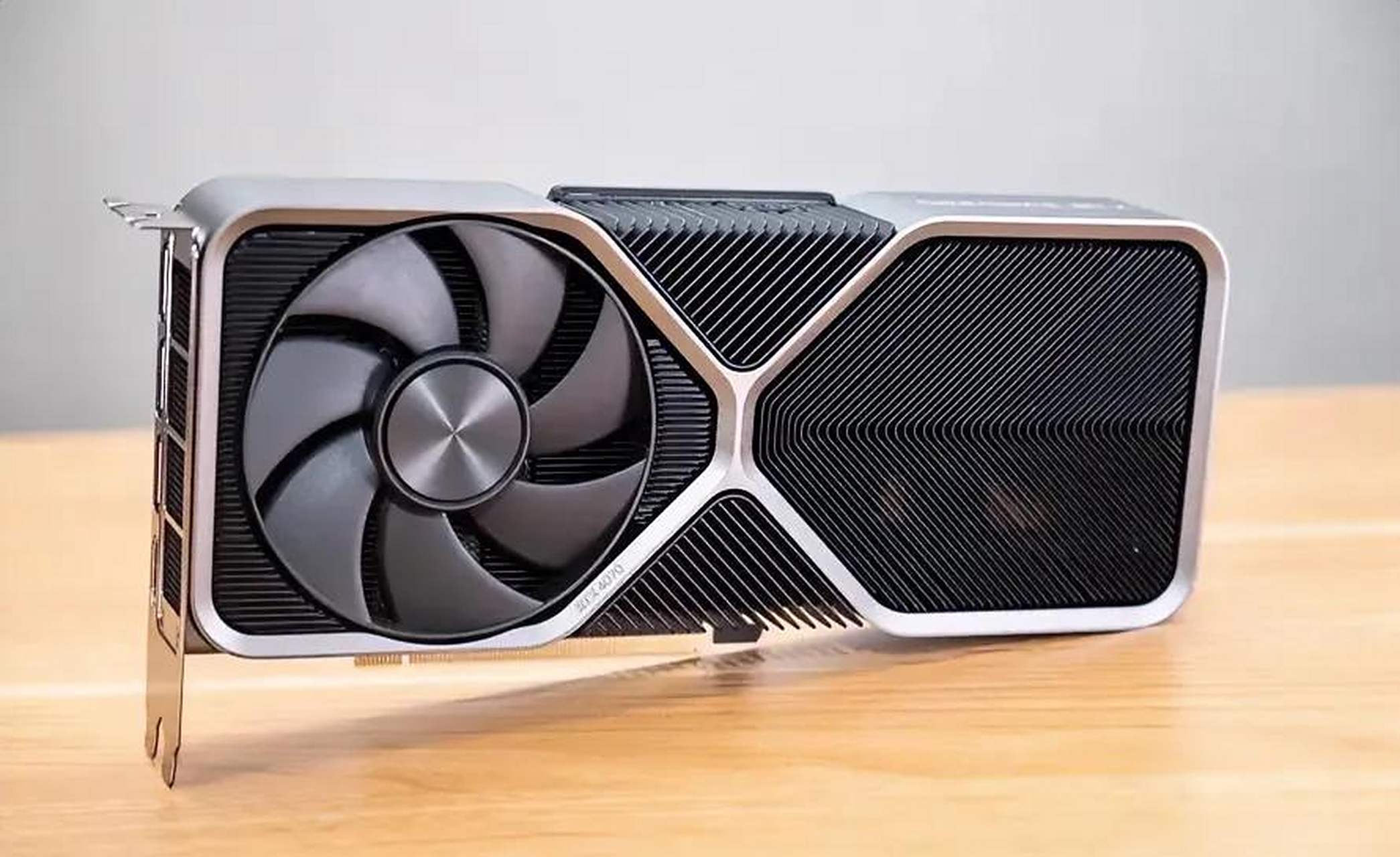 从目前显卡积压的库存来看,老黄错误的估计了市场需求,以为只要饿