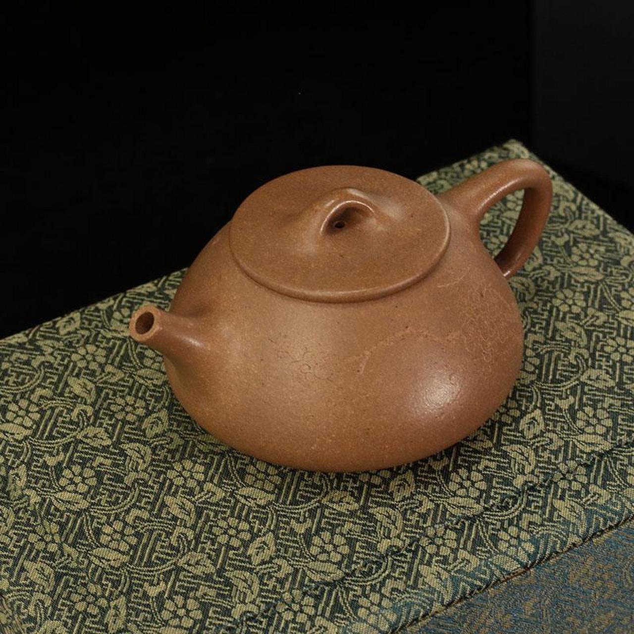 机车壶是指工艺流程化生产的大批量壶,采用车刀修整技术,因此存在