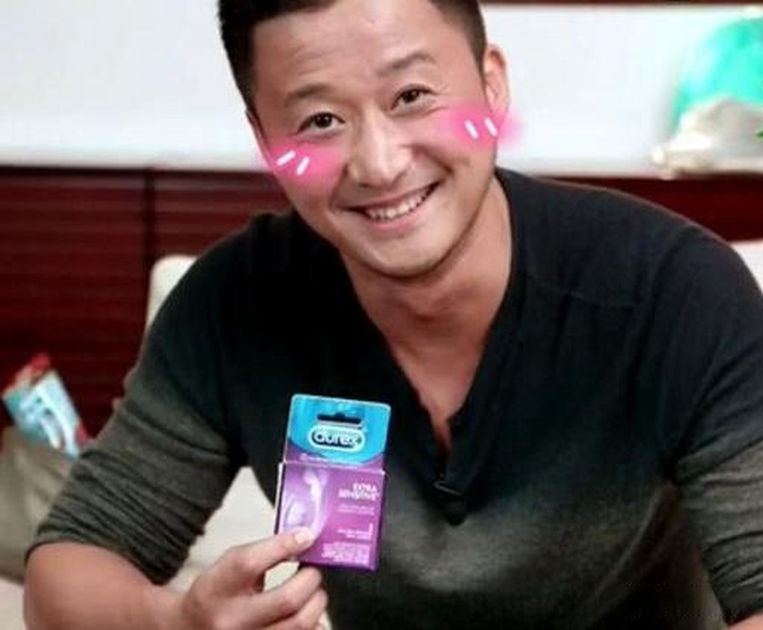 2021年,吴京和谢楠参加节目,导演检查行李时发现吴京带了三个安全套