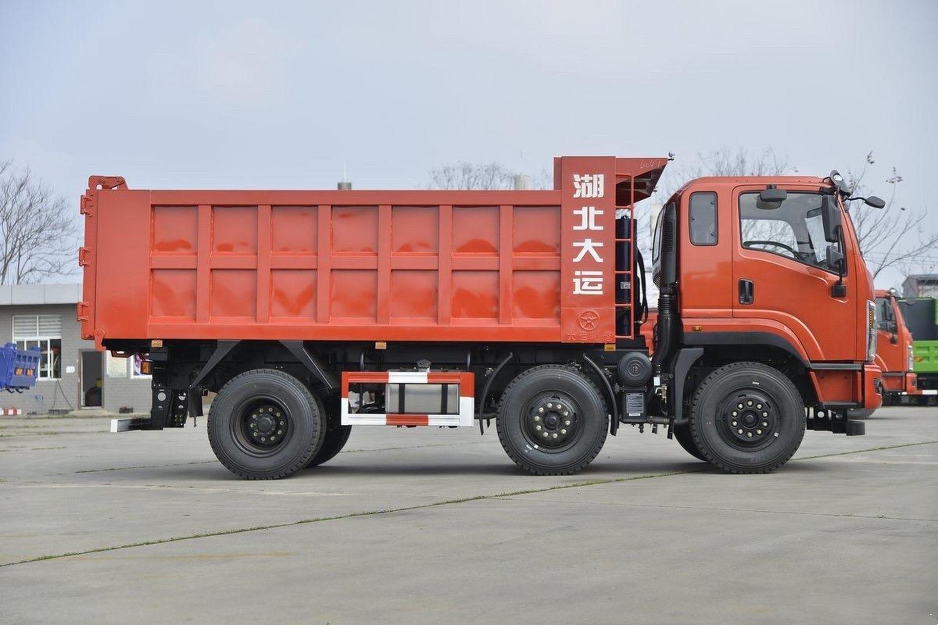 大运致胜三轴自卸车.