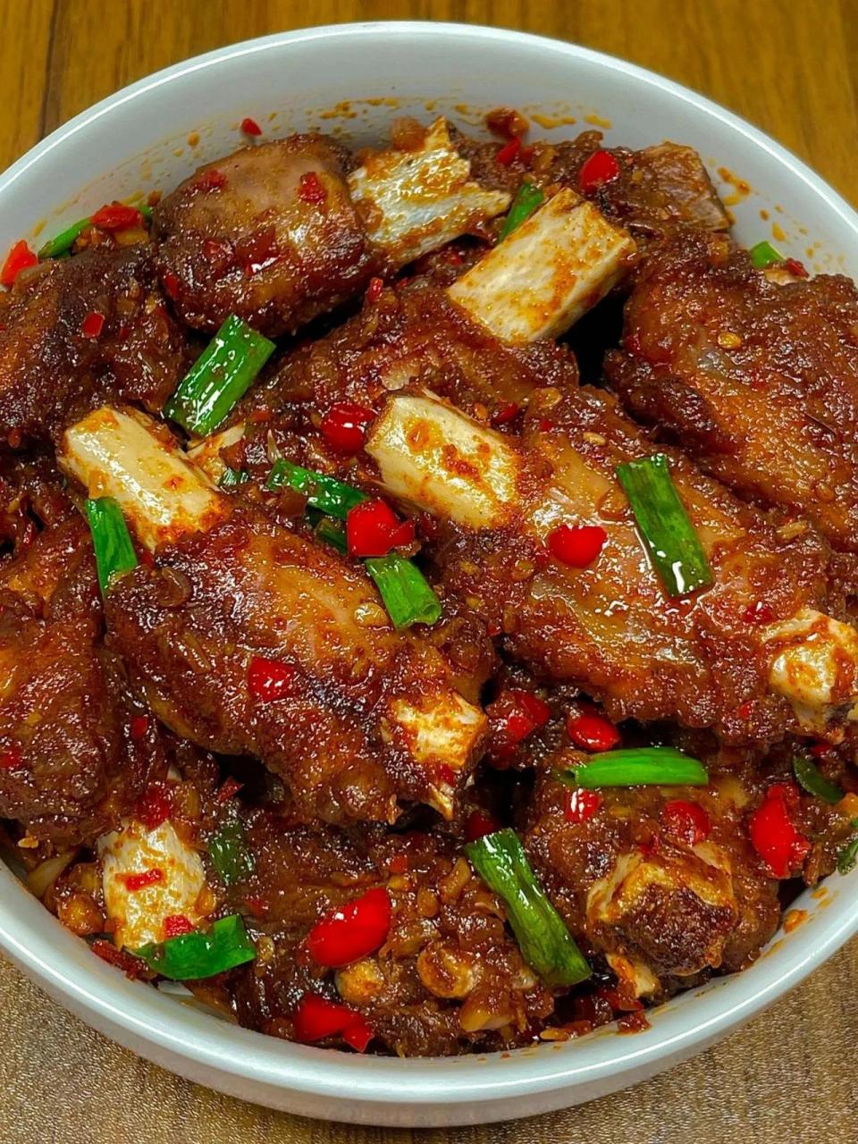 今天分享的香辣孜然排骨心香香辣辣的,外酥里嫩,蒜香味十足好吃到舔