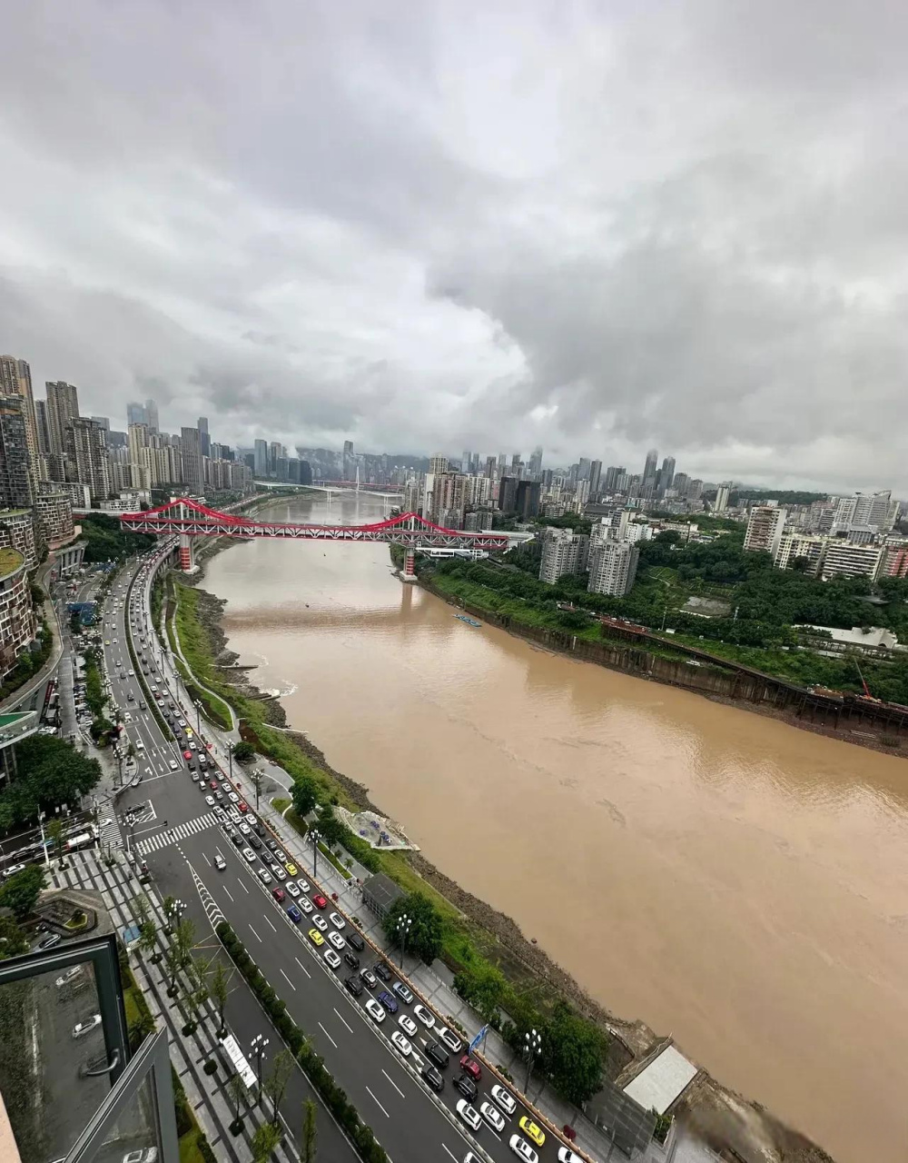 【直击7月21日重庆特大暴雨灾害现场】城市内涝,很多车被泡水.