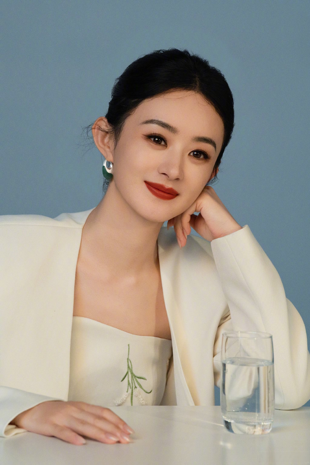 赵丽颖纯白高智风#新的一周,速速查收赵丽颖 侧拍美照来唤醒元气吧