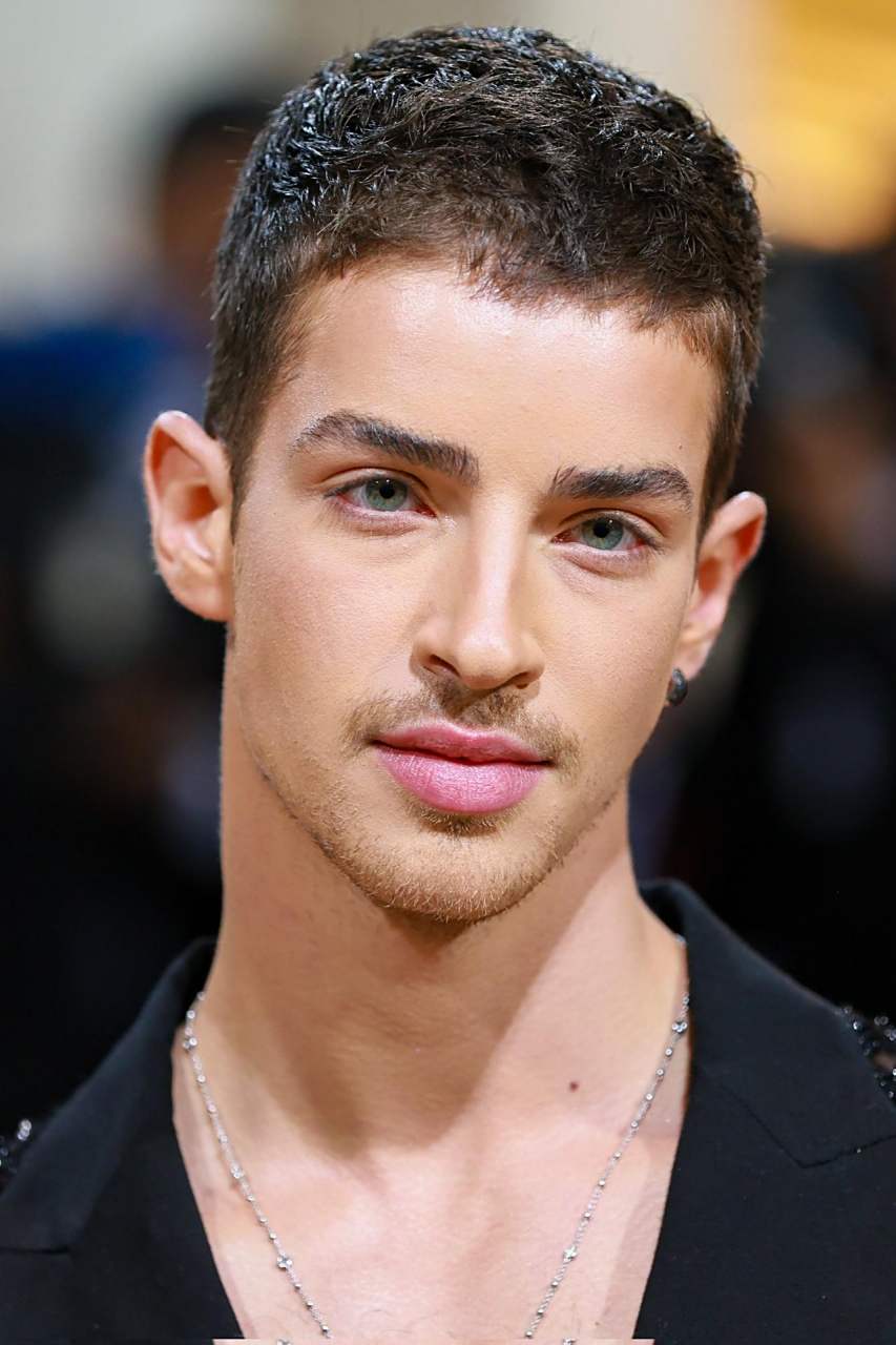 西班牙男演员 manu rios 亮相2023年大都会博物馆 met gala 晚宴的