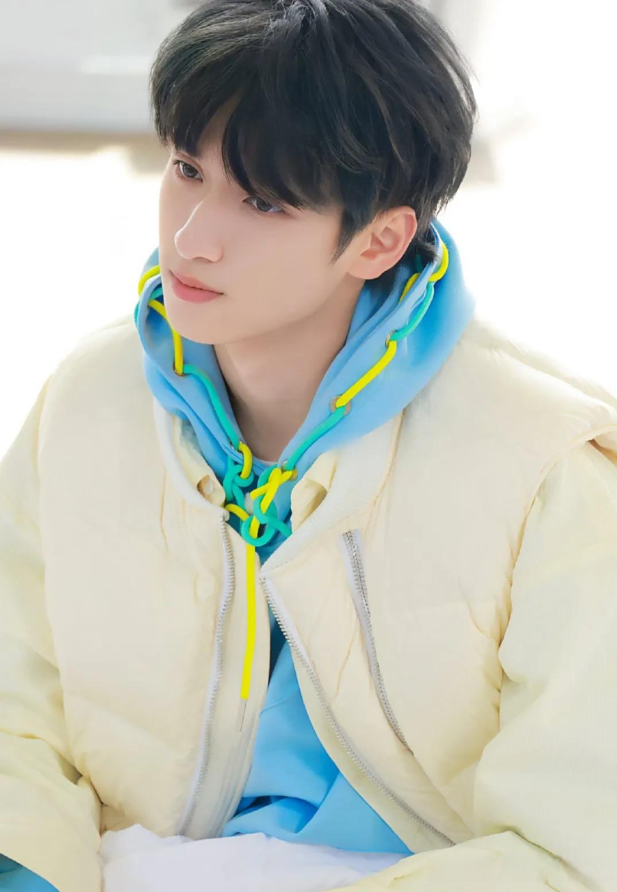 通过《极限挑战》发现严浩翔综艺感挺强的,脑子聪明,反应又快,而且还