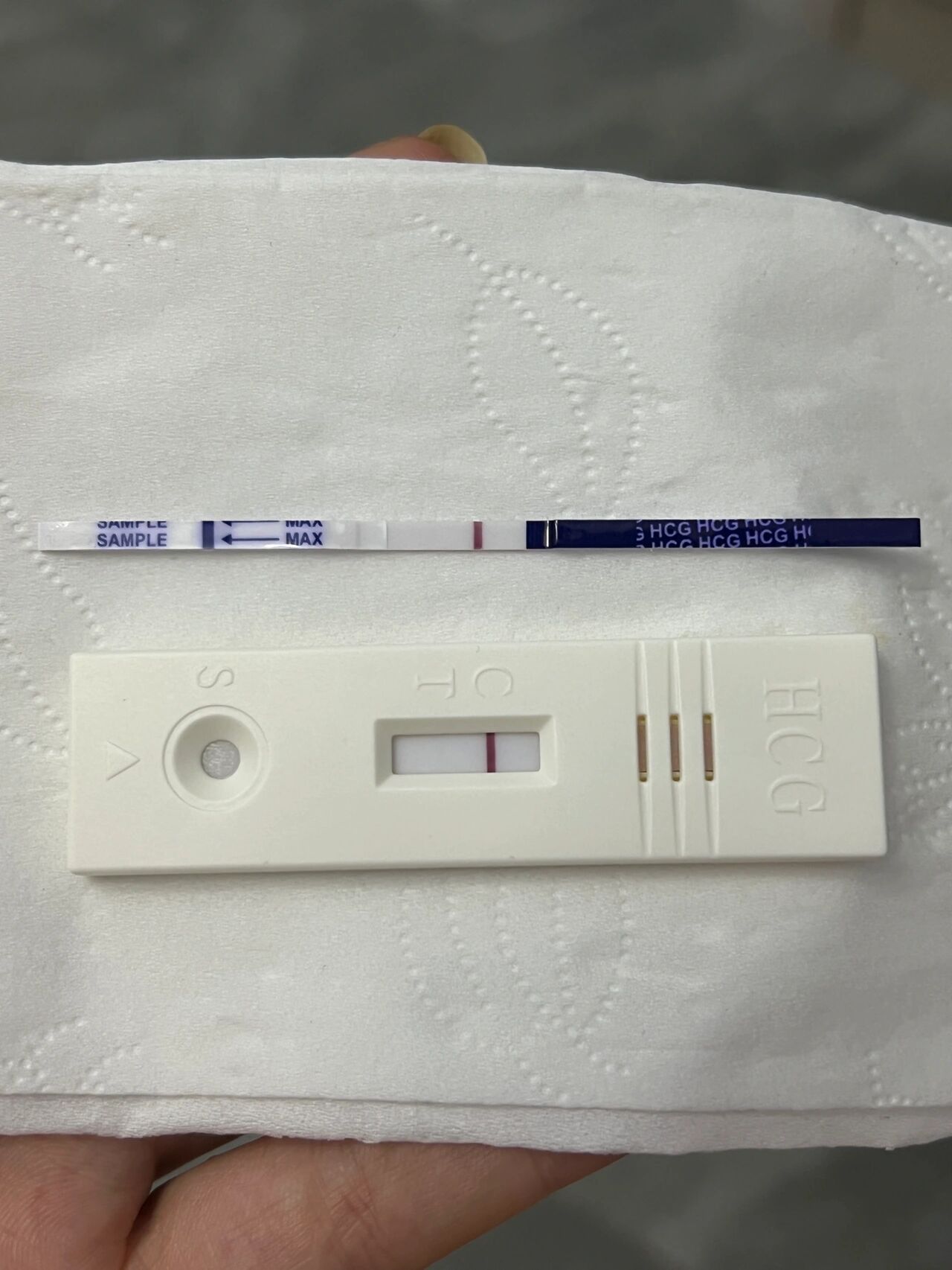 大姨妈推迟第五天 前面几张是今天晨尿测的 最后一