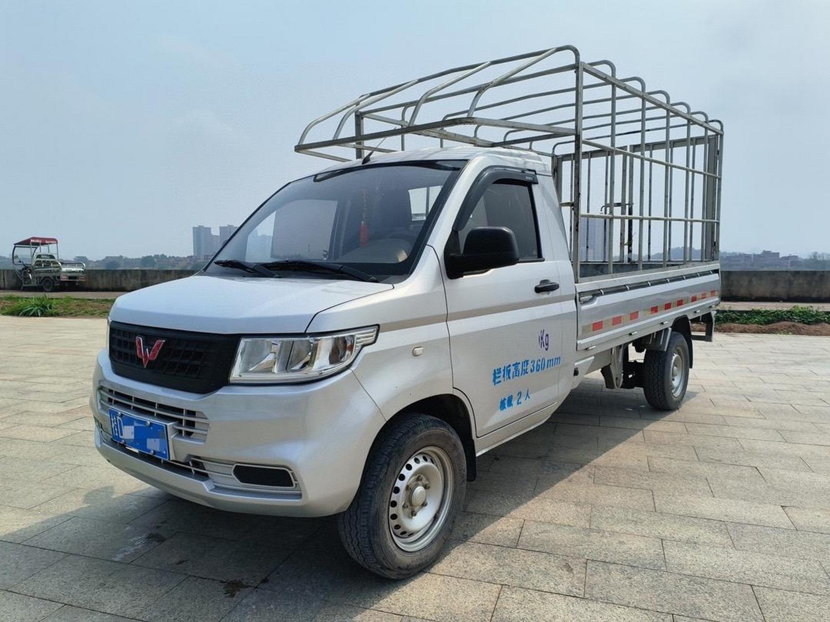 五菱荣光新卡单排仓栏,1.8l排量,车厢长宽3.15米×1.