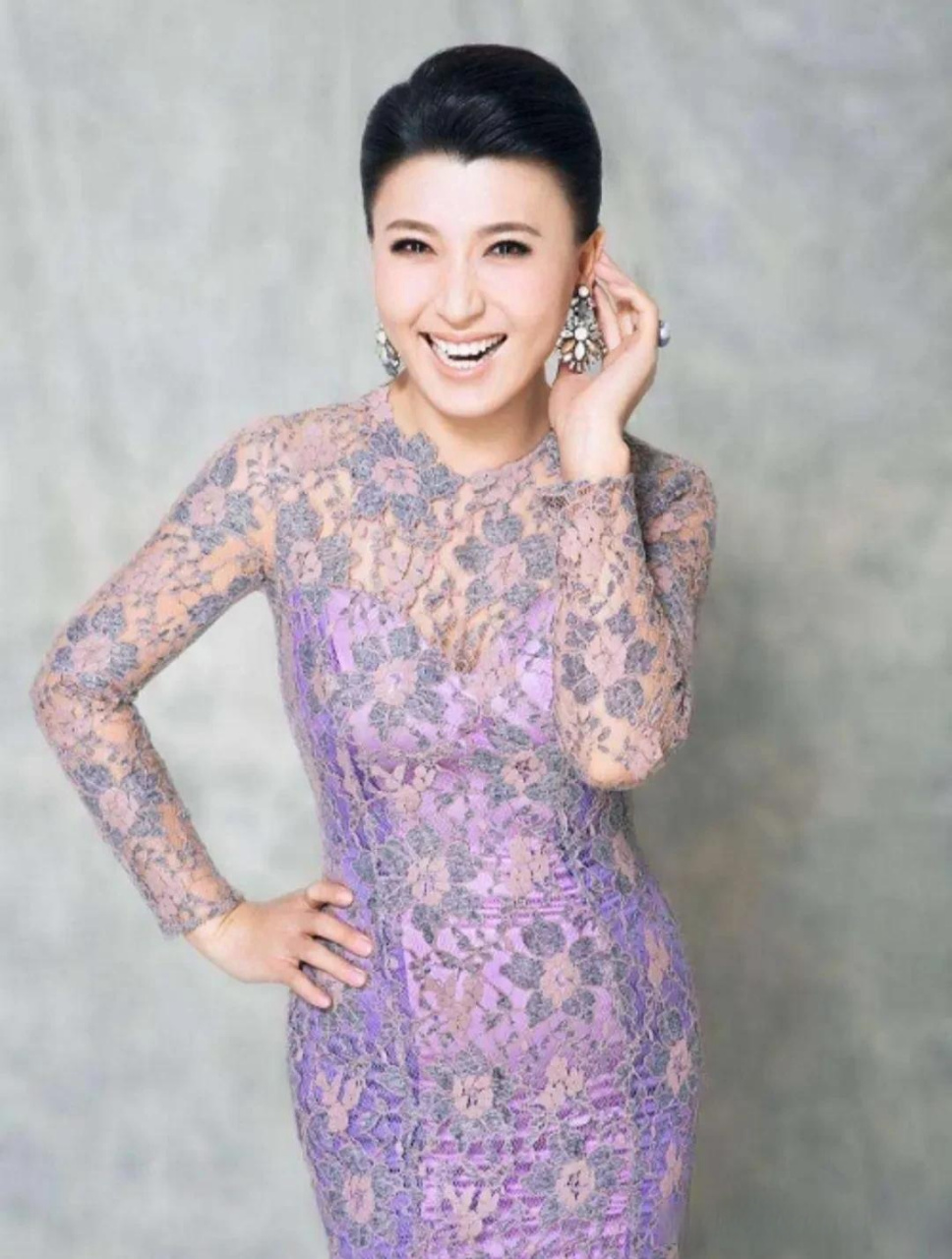 2001年,春晚后台,闫学晶正准备着与潘长江的小品演出,突然,导演急匆匆