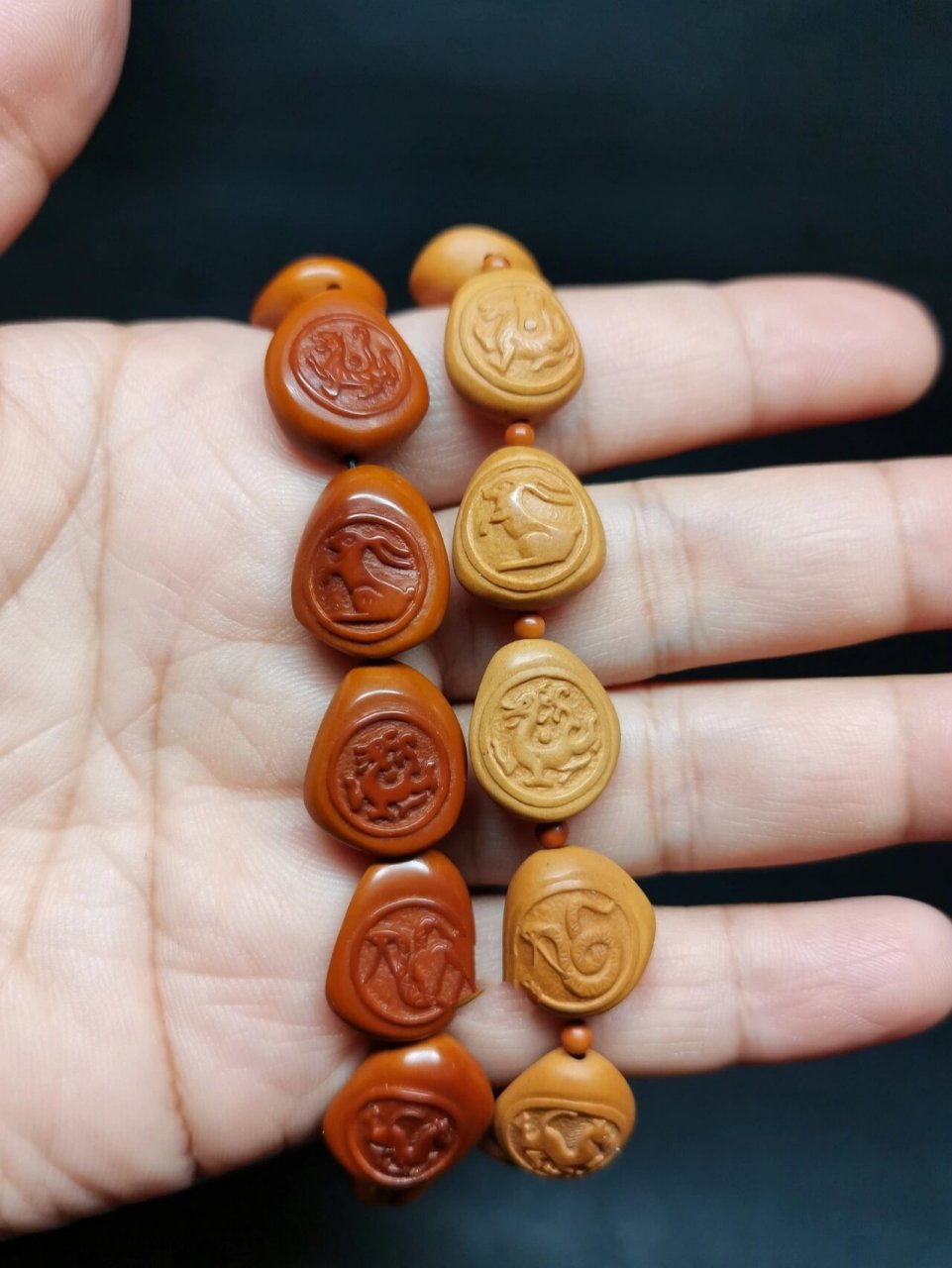 (一) 自从我自己盘第一条瓦当十二生肖松子手串后,引起了很多朋友的