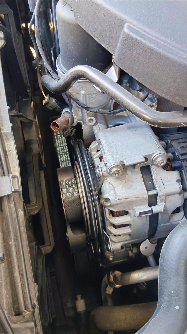 奥迪a4l 更换发电机压轮总成77发电机皮带