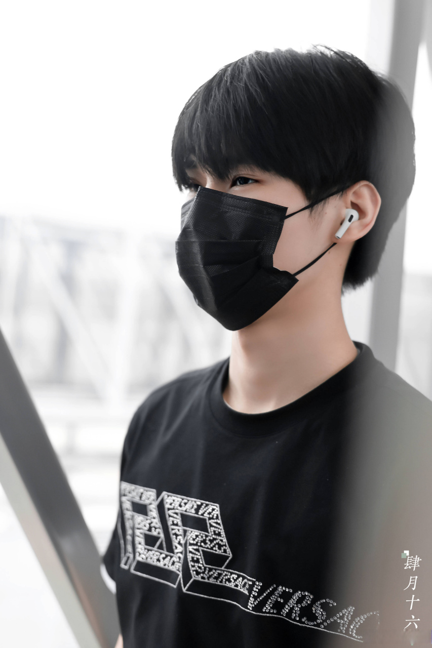 张真源重庆机场出发照#  张真源重庆出发饭拍 回京工作啦!