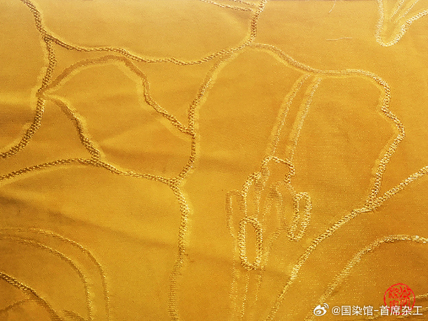 唐玄宗撰《唐六典》卷十一 殿中省:自隋文帝制柘黄袍及巾,带以听朝