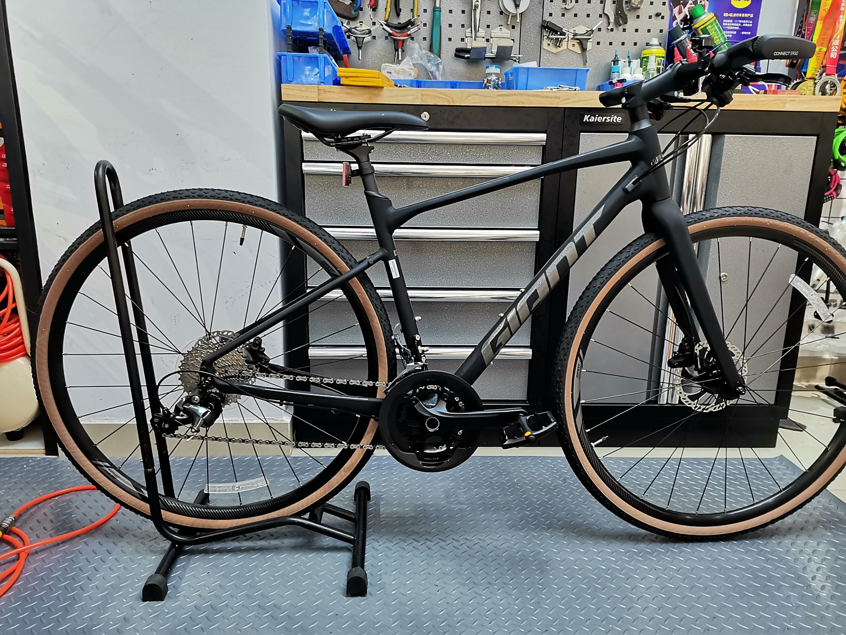 revolt- f 1   双色到货 城市骑行最佳车型 拥有山地车的舒适和通过性