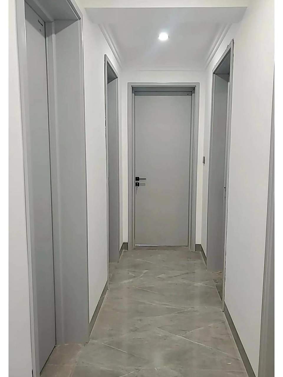 白墙配白门好看,还是这个颜色的灰门好看 客厅白墙,卧室刷颜色,衣柜