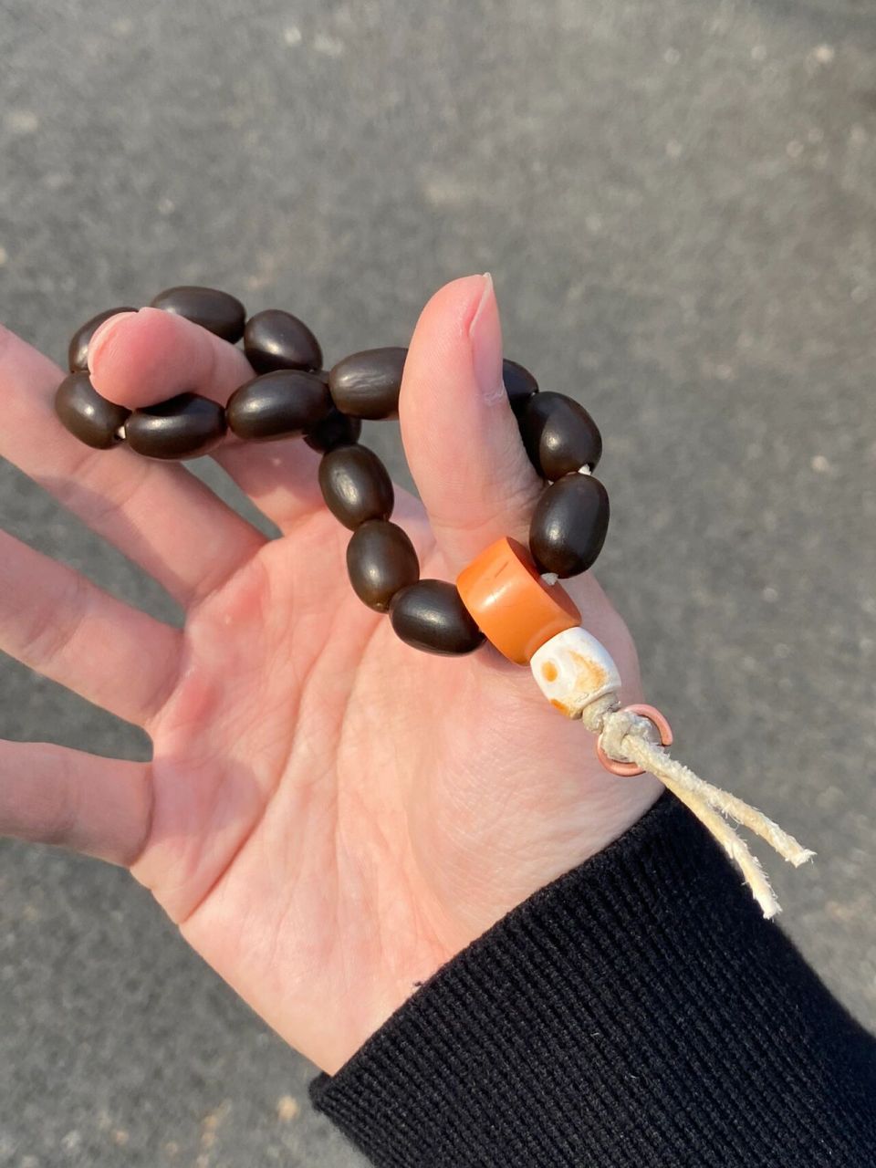 自制莲子手串    自家荷塘的瘦长莲子,很适合穿手串,莲子表面的特殊