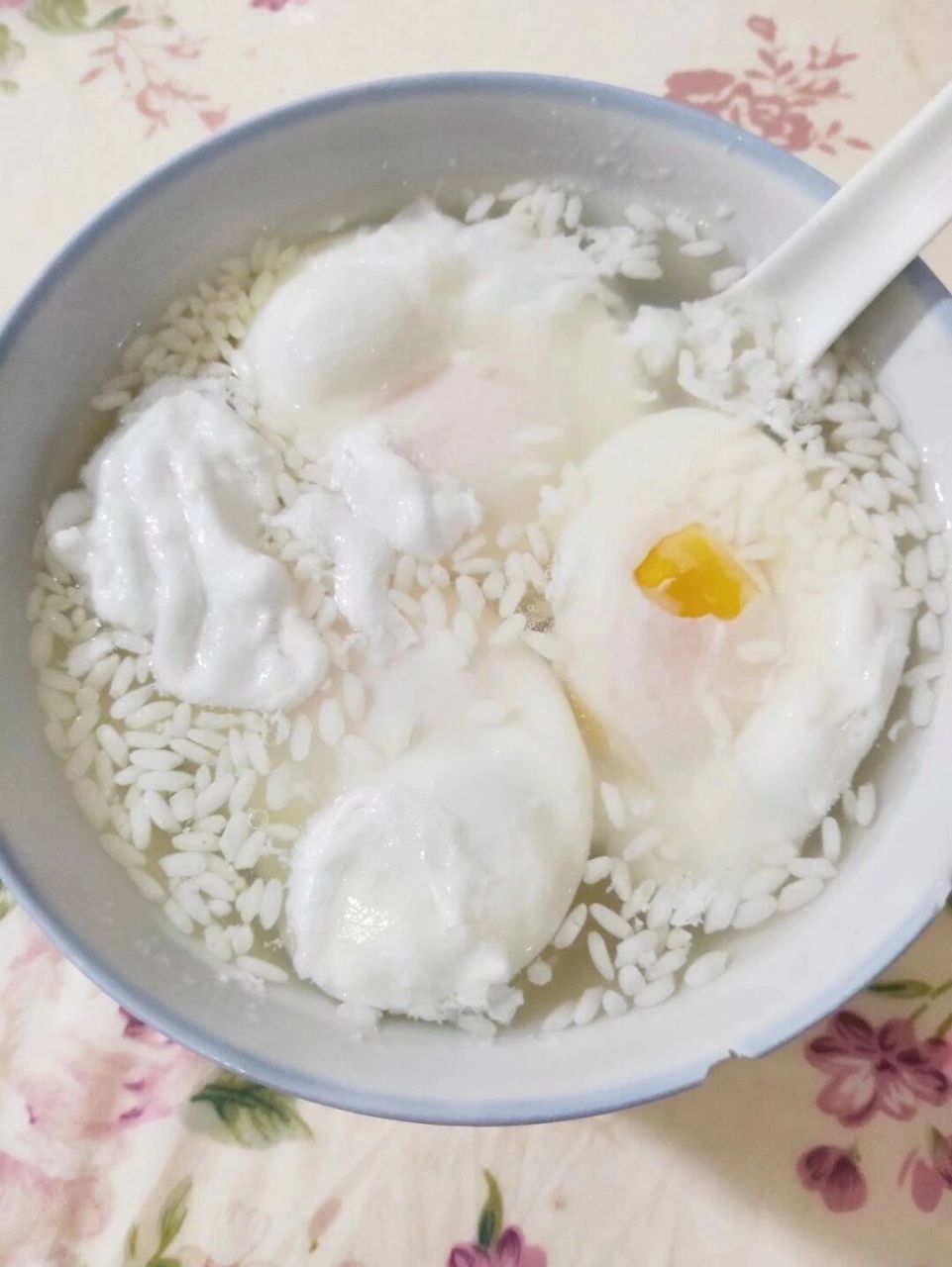 巨好吃巨简单的米酒鸡蛋    做法: 食材:两颗鸡蛋,米酒,白糖.