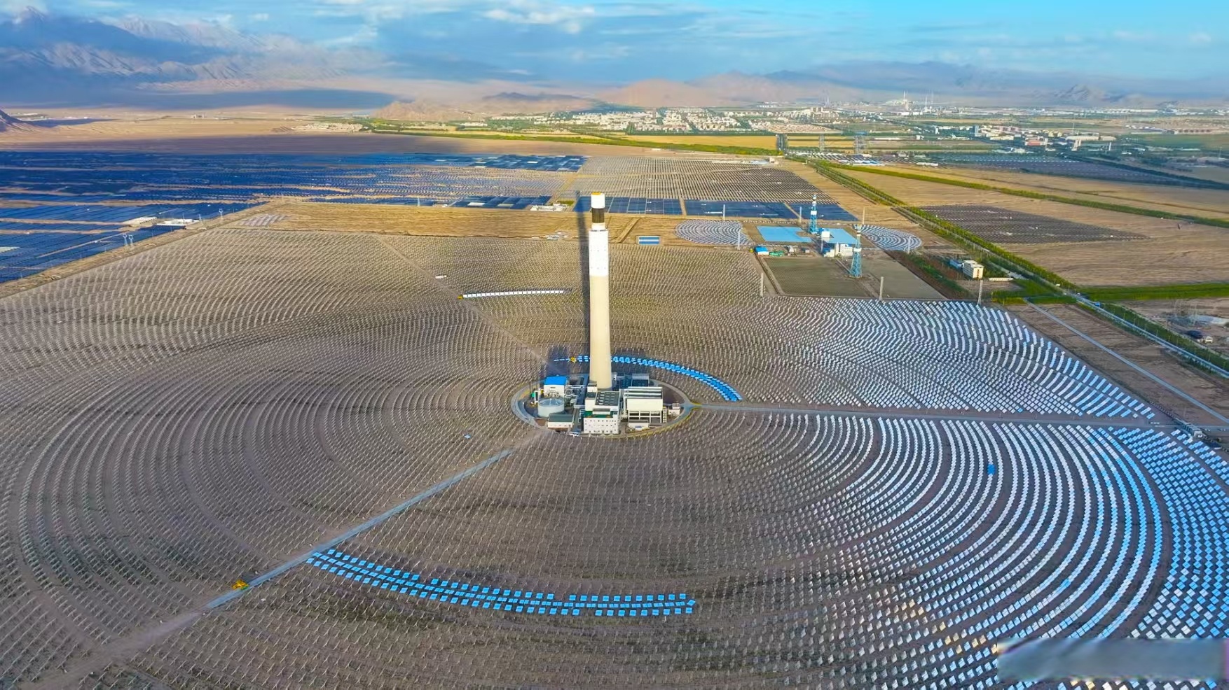 "声动青海"百家媒体人走进青海 世界上最大的太阳能光伏发电基地 青海