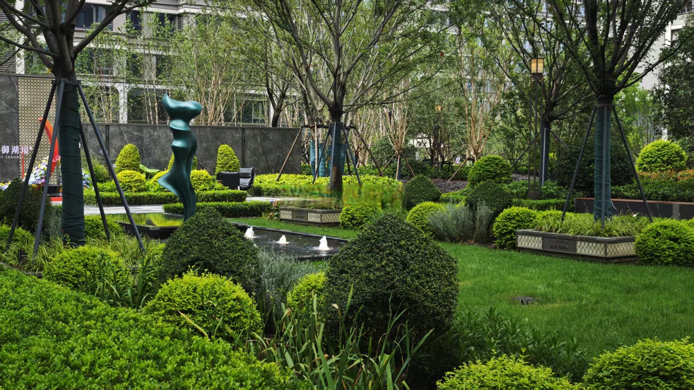 项目还代建了龙湖欢肆商业,从整体的交付实景来看,小区的绿化及园林