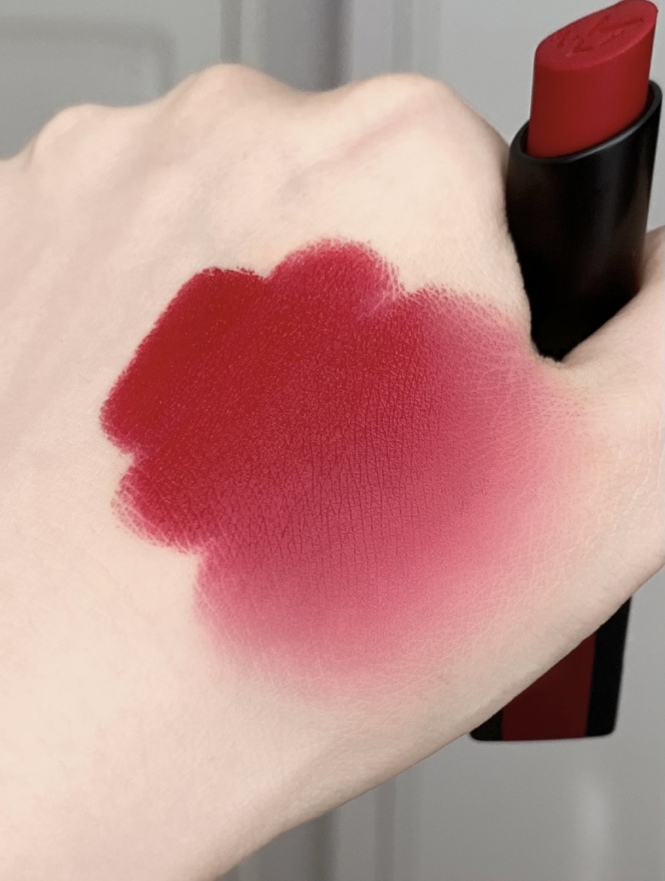 美宝莲小红线口红的质地真的好棒 雾面哑光的～轻薄而且显色度和持久