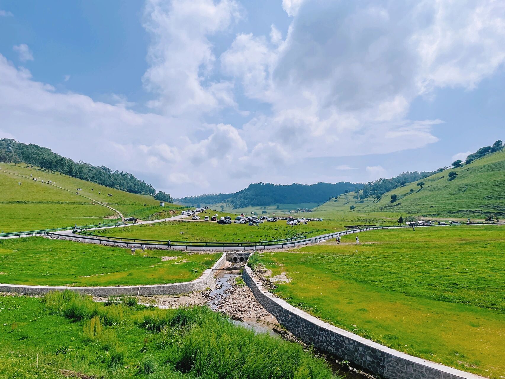 关山牧场一日游 我们是从西安出发直接到宝鸡市区,然后休息一晚上,第