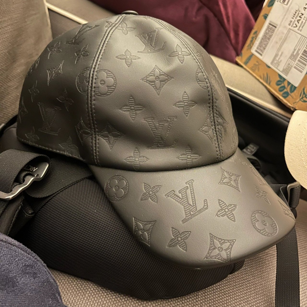 9297伦敦出lv暗纹鸭舌帽 码数60,很少带,没刮痕很新很新 盒子发票