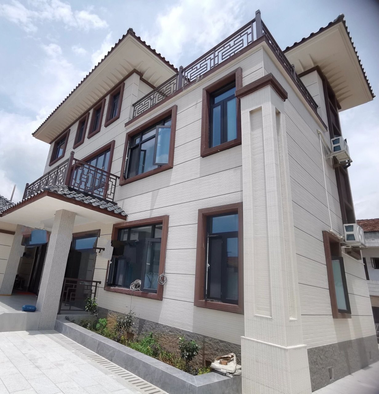 新中式别墅|用白色丹霞石铺贴外墙,简约大气 今天分享湖南地区的自建