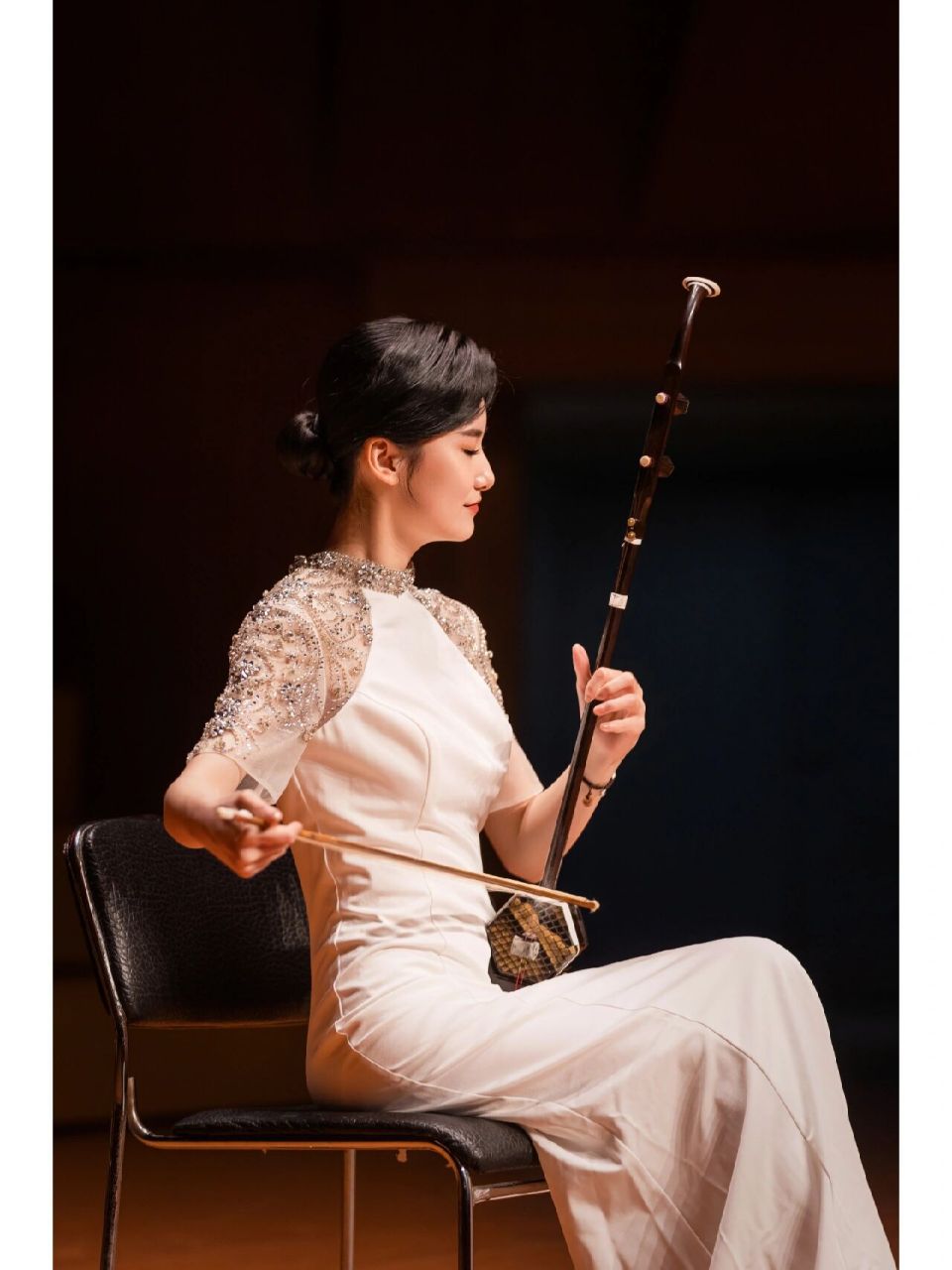 二胡写真,学音乐的女生气质真是绝绝子 拍摄时,整个音乐厅没什么人