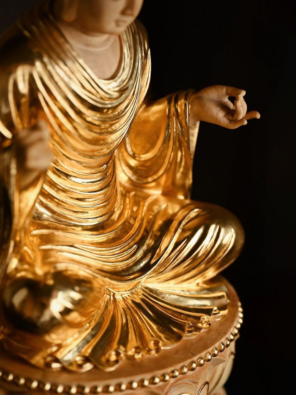 黄杨木x金箔"卢舍那佛" 佛像面部丰满圆润,双眉弯如新月,秀目微微凝视