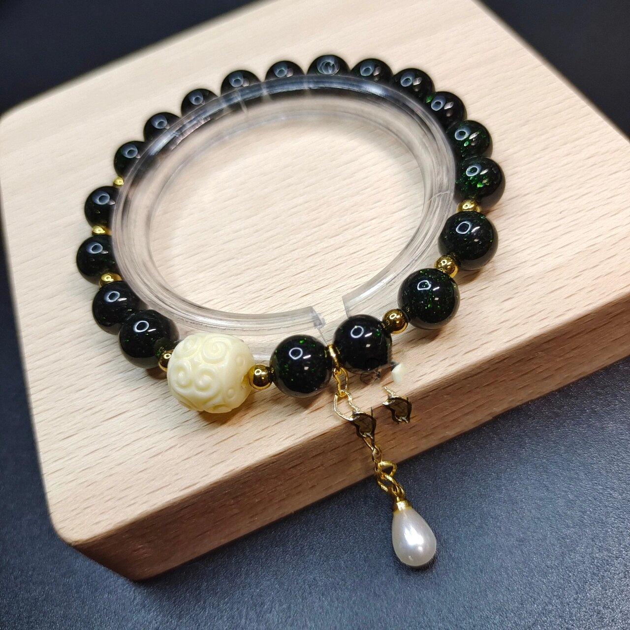 生命之光|星空绿砂石手串 绿砂石 	 【绿砂石作用】 对收藏品界来说