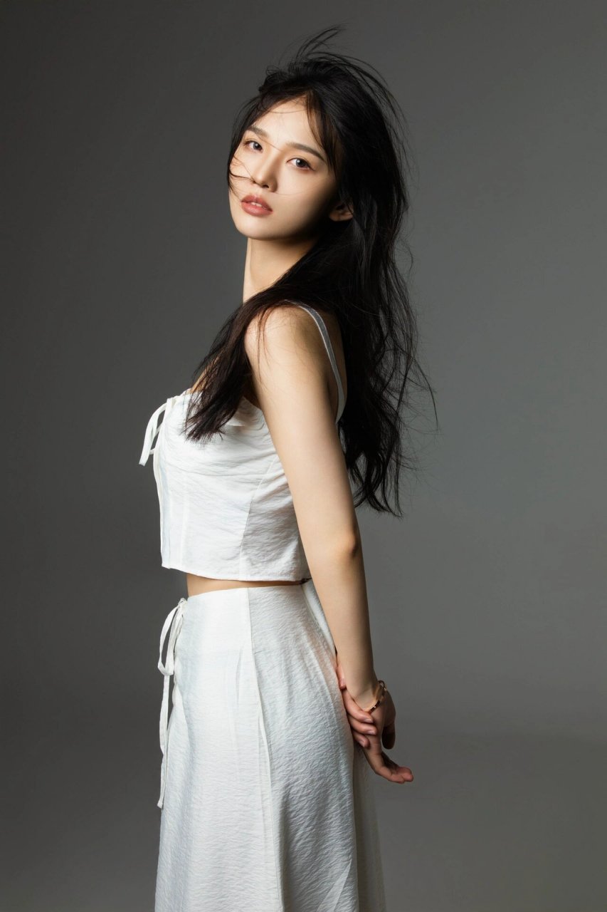 演员资料 摄  影  师:化妆造型:王鑫 出        镜:韩雯倩