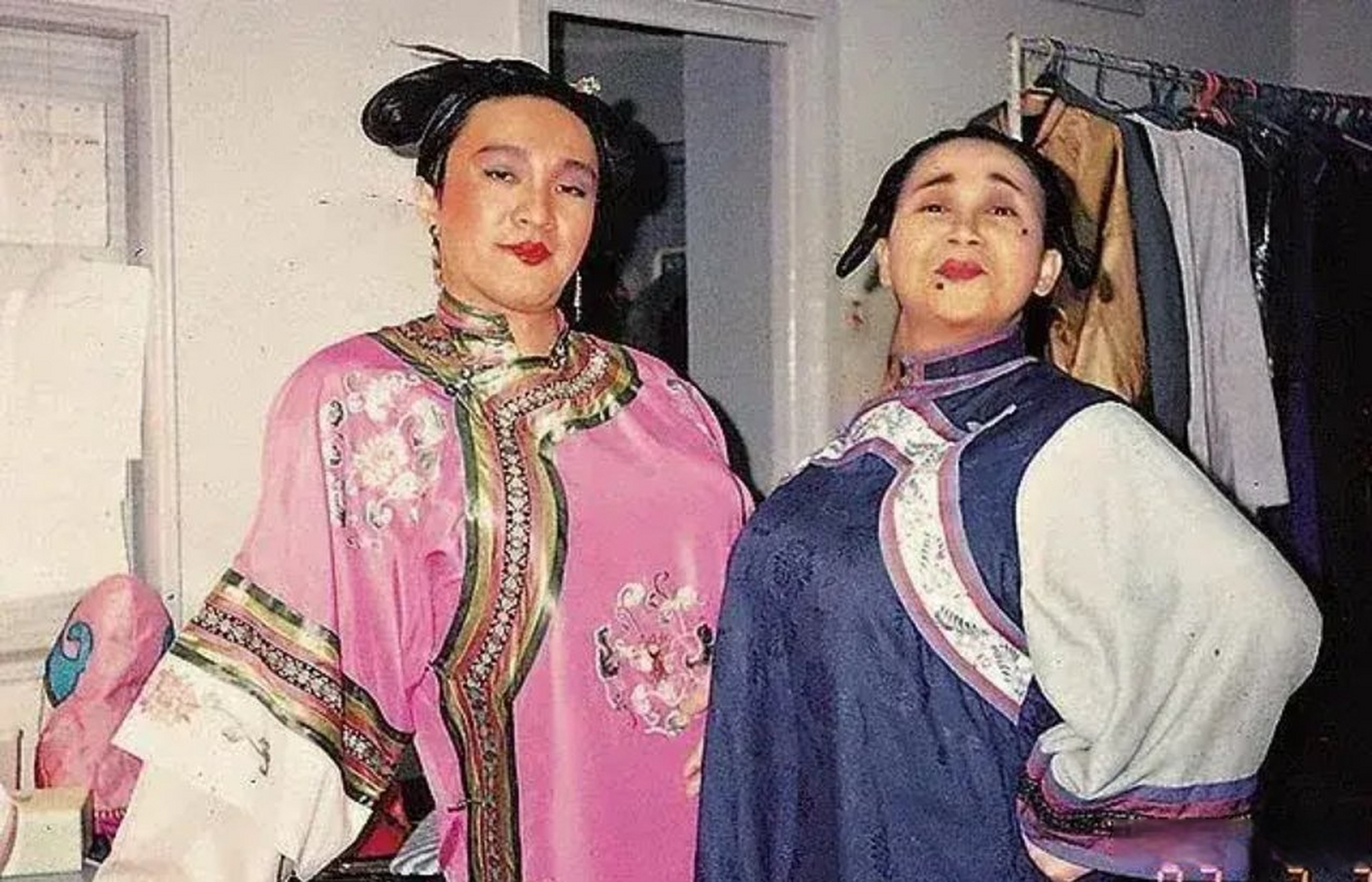 1992年,周星驰和朱咪咪i拍摄审死官时的合影照片.