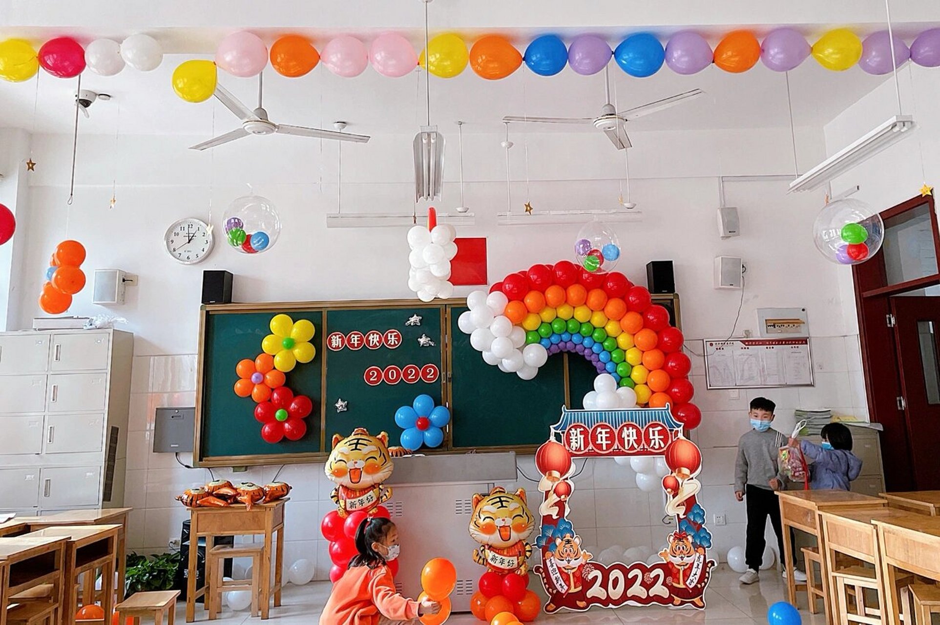 元旦新年 气球布置,教室布置,气球彩虹 庆元旦,迎新年.