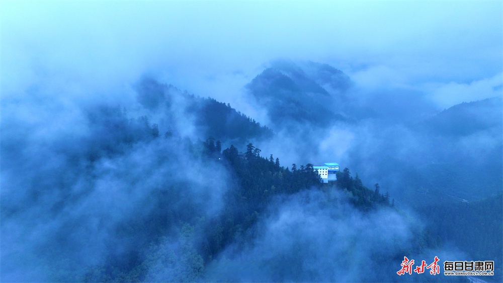 青黛色的山峦在薄雾中若隐若现,宛如水墨长卷徐徐展开,勾勒出一幅动静