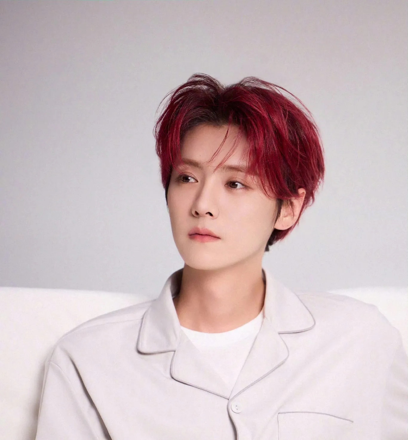 鹿晗和关晓彤应该是没有分手的吧,两人头发都是同款发色