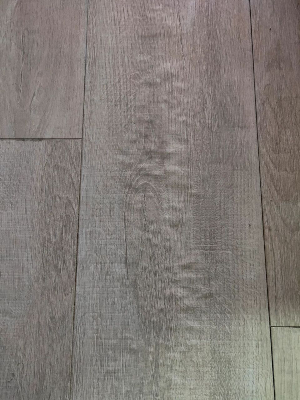 德宝地板大家千万别买这家的地板,装了一年就起壳了,联系工作人员直接