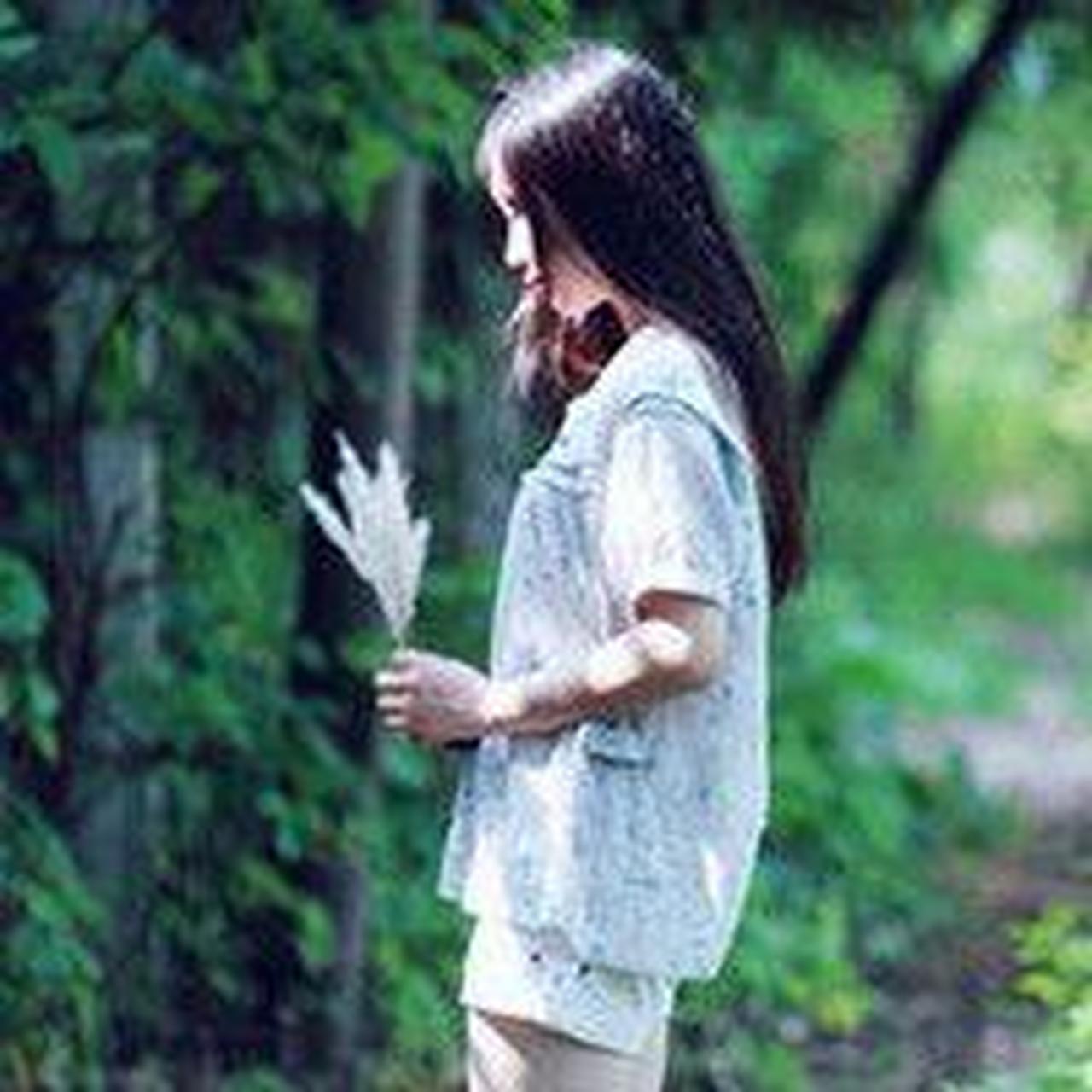 梁实秋的同学张心一是甘肃人,喜食葱蒜;其妻是江苏人,家里忌食葱蒜.