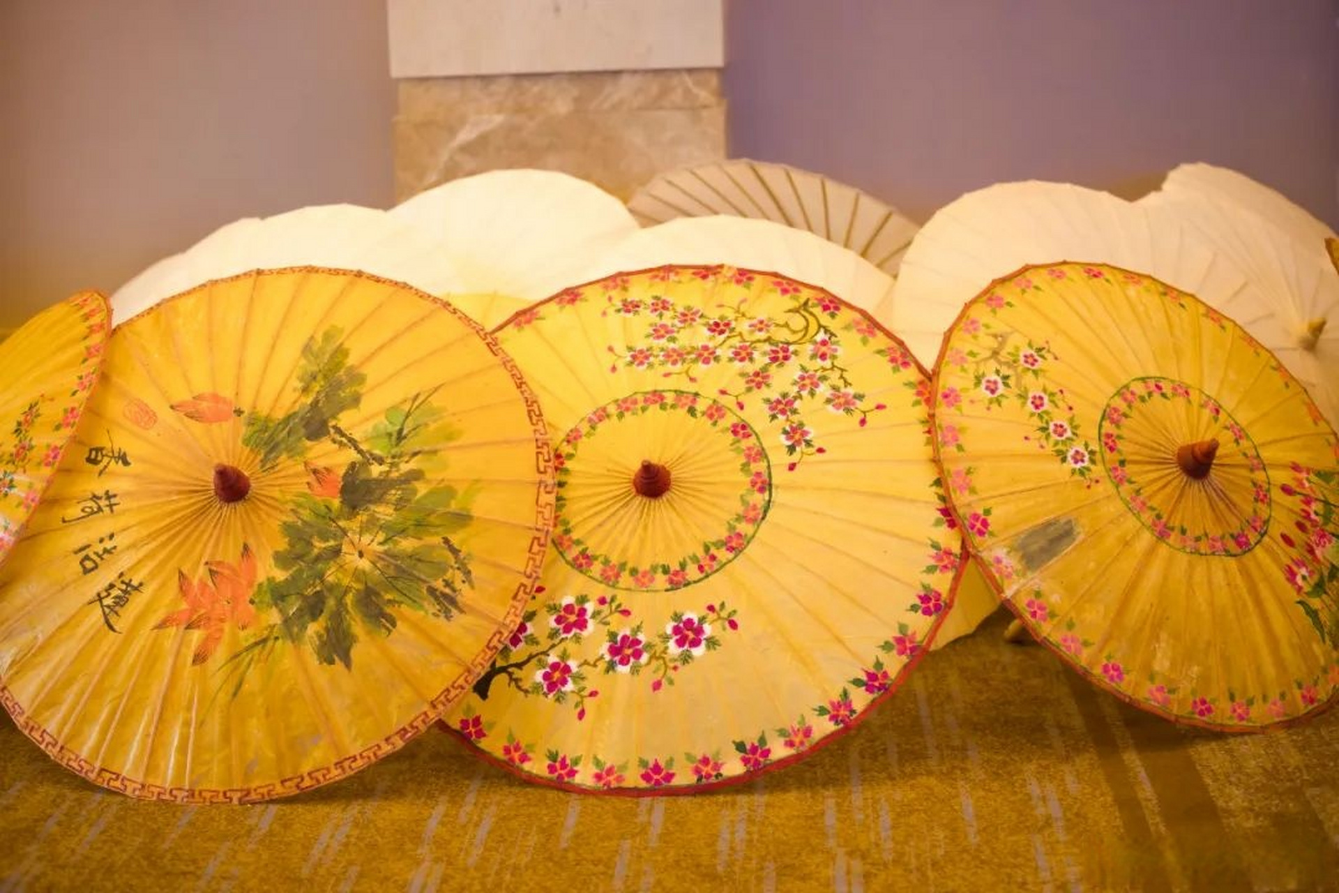 中秋国庆游腾冲# 【非遗伴手礼之腾冲油纸伞】腾冲固东镇的荥阳村是 