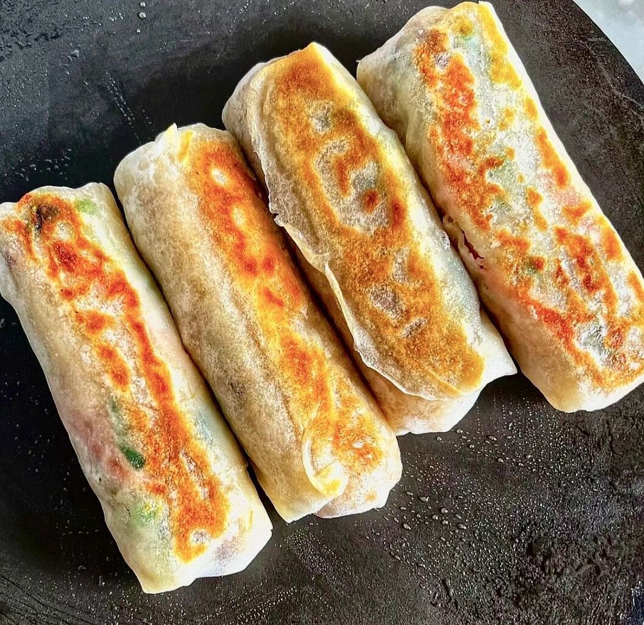 麦饺筒(食饼筒) 73所需材料 面粉 73方法 ① 800克面粉,加入一小