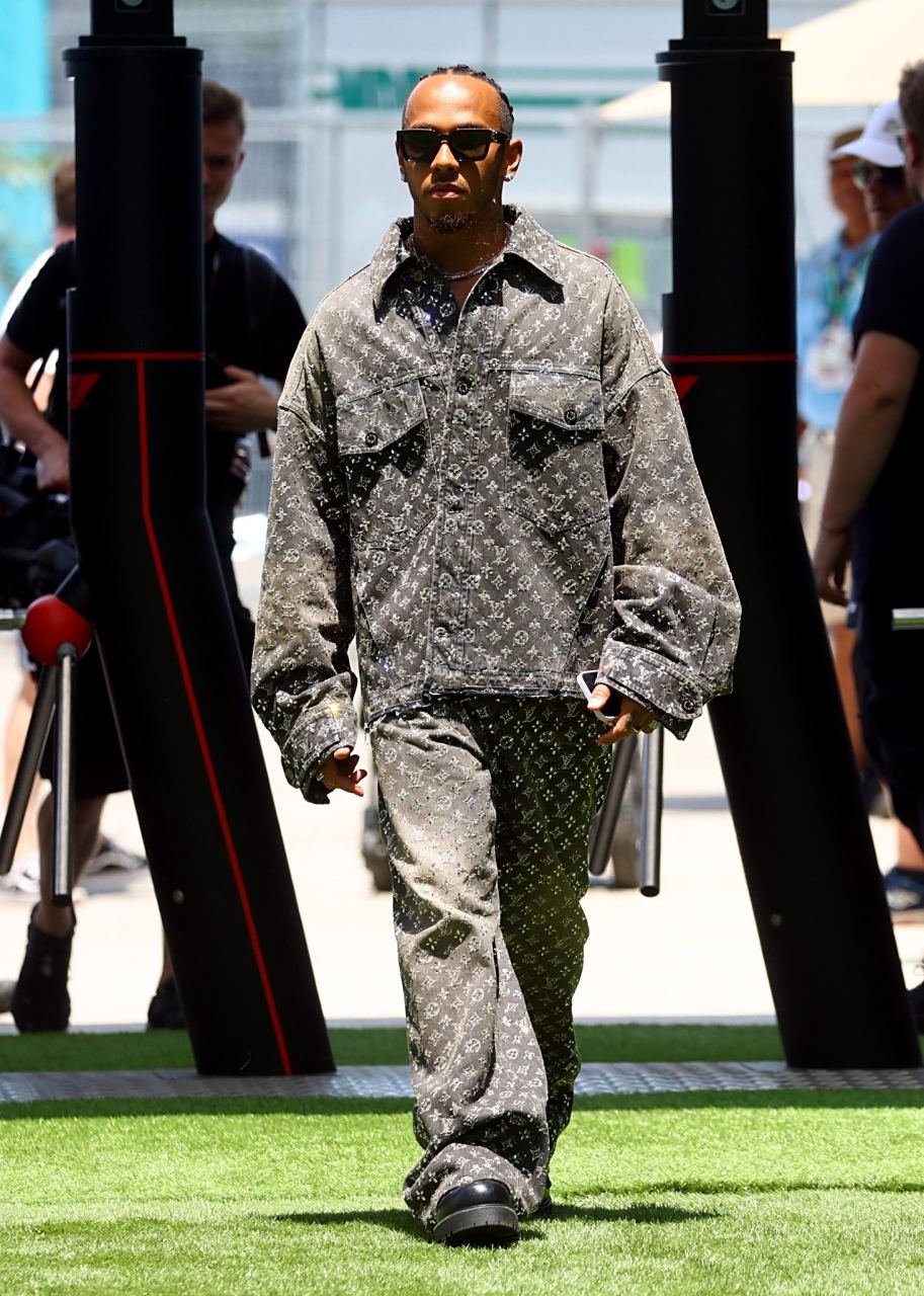 刘易斯·汉密尔顿今日围场穿搭9215