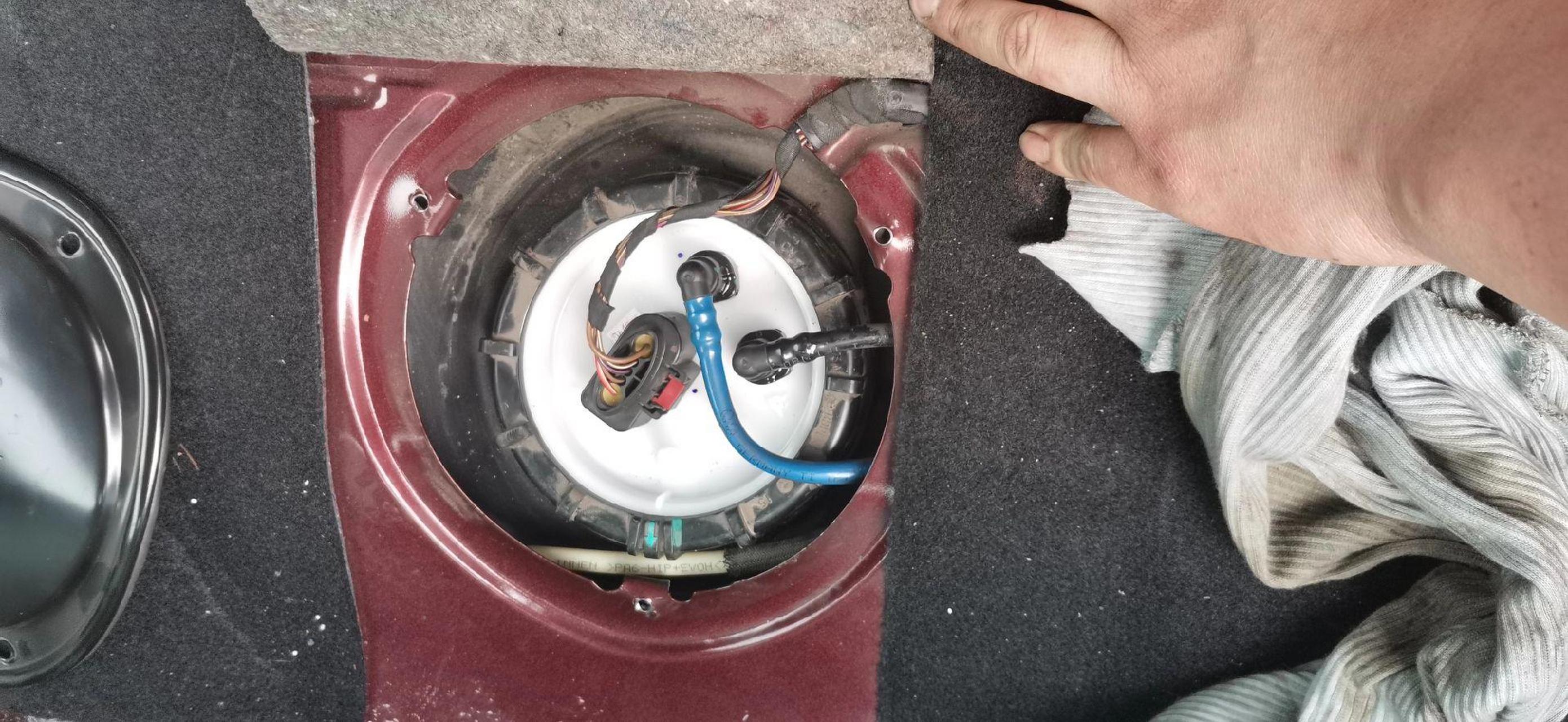 大众朗逸.油表偶发不显示报故障,更换汽油泵总成解决!