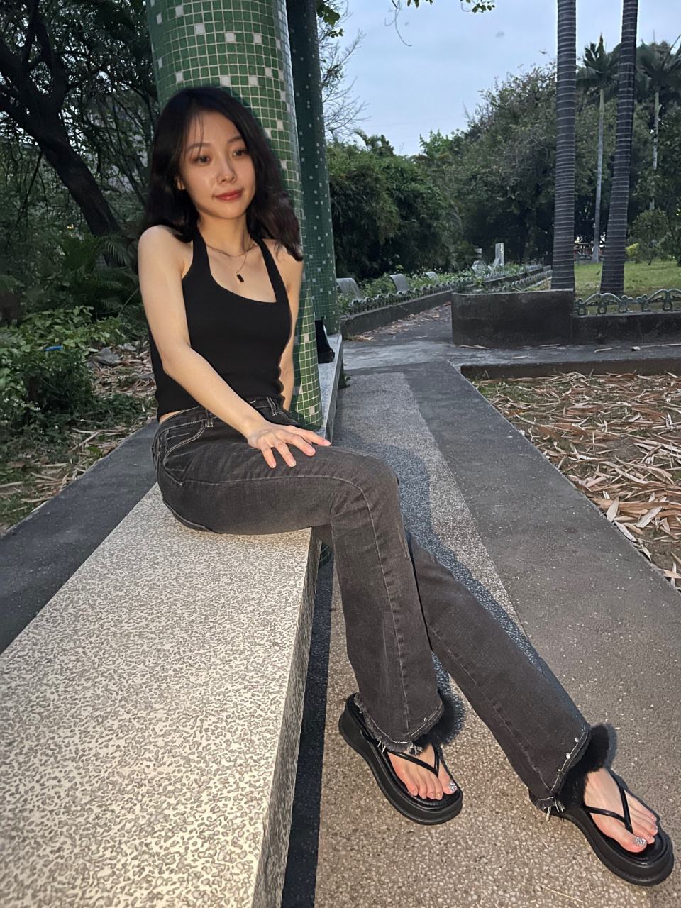 随便搭配牛仔裤都ok～  配上亮晶晶的jio真的很吸睛!